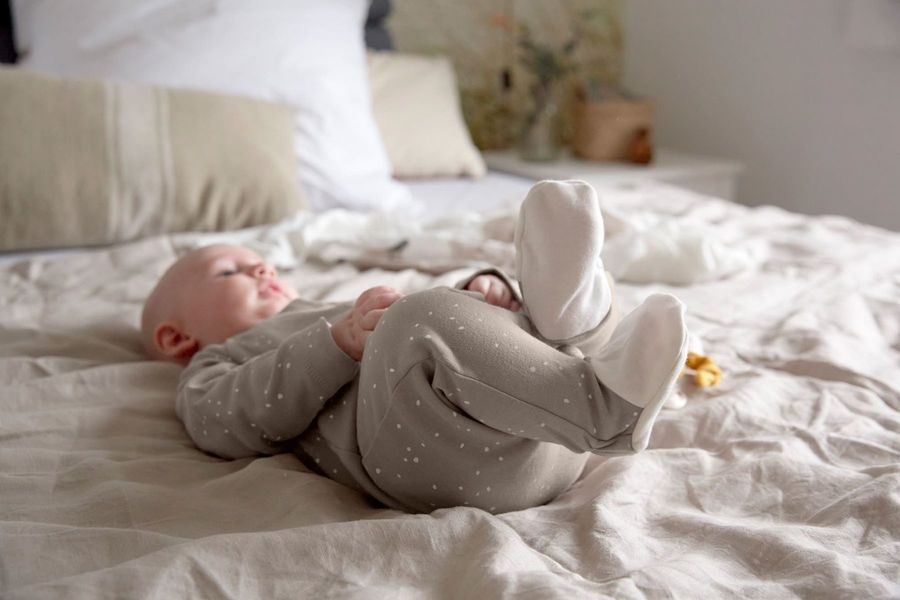 Lässig Pyjama bébé avec pieds GOTS - gris (Taupe)
