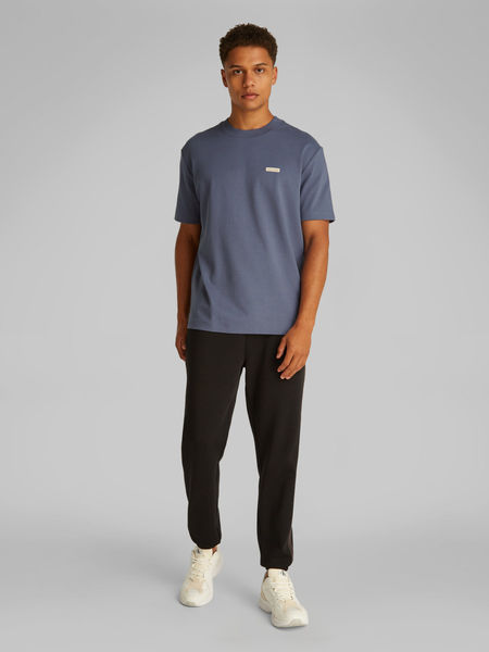 Calvin Klein T-Shirt aus Baumwollstretch mit Badge - grau (PCP)