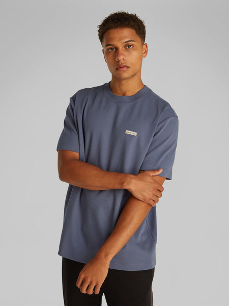 Calvin Klein T-Shirt aus Baumwollstretch mit Badge - grau (PCP)